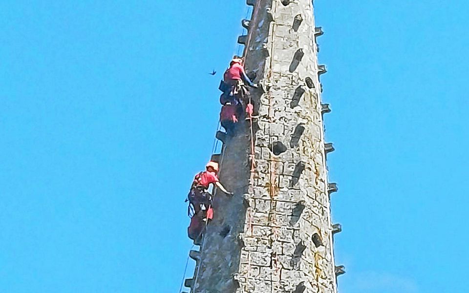 Les cordistes de l’entreprise Adrenaline de Crac’h effectuent le nettoyage du clocher.